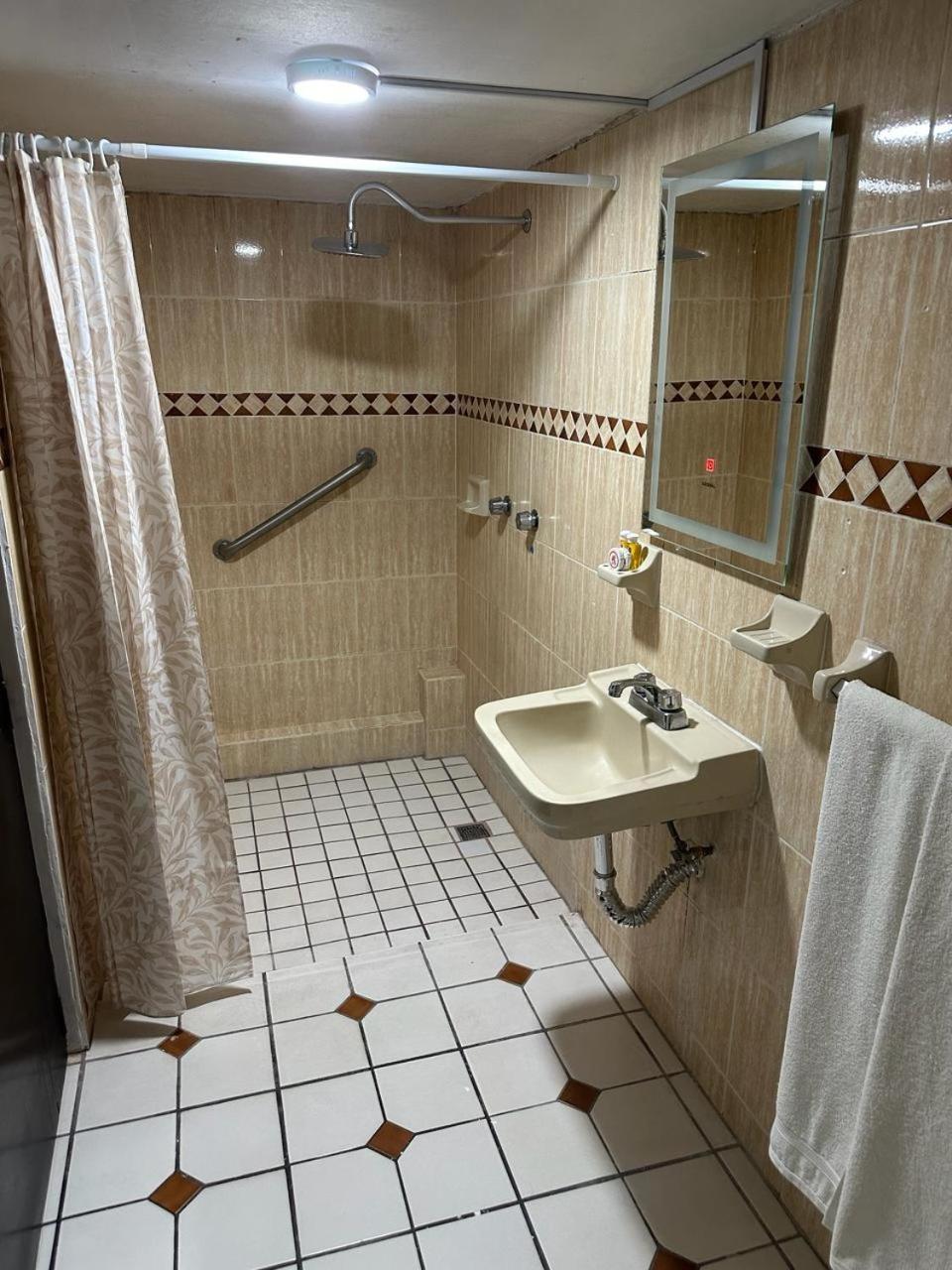 Hotel Zapotlan Ciudad Guzman Bagian luar foto