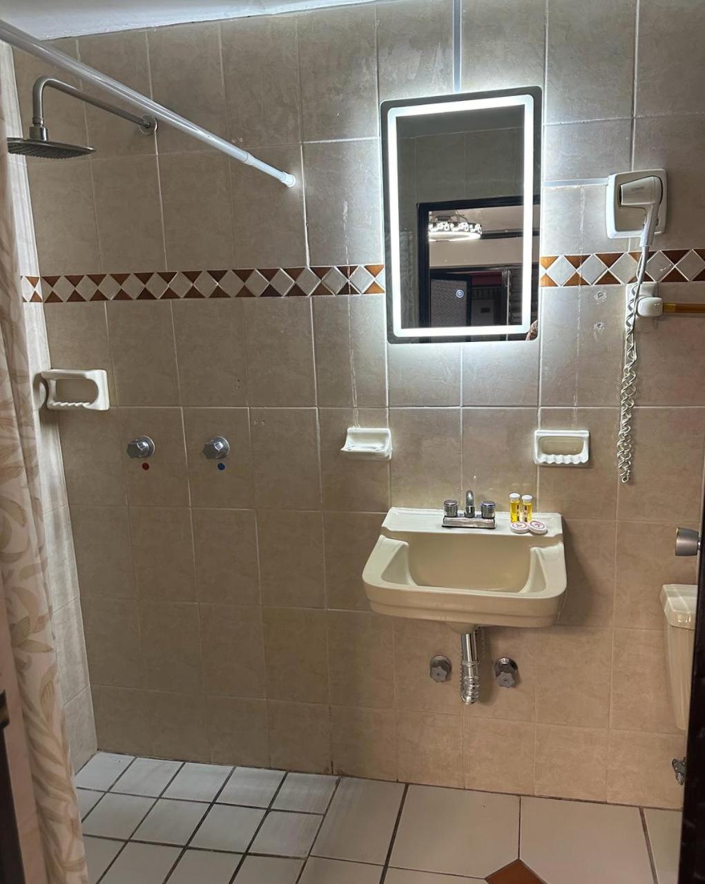 Hotel Zapotlan Ciudad Guzman Bagian luar foto