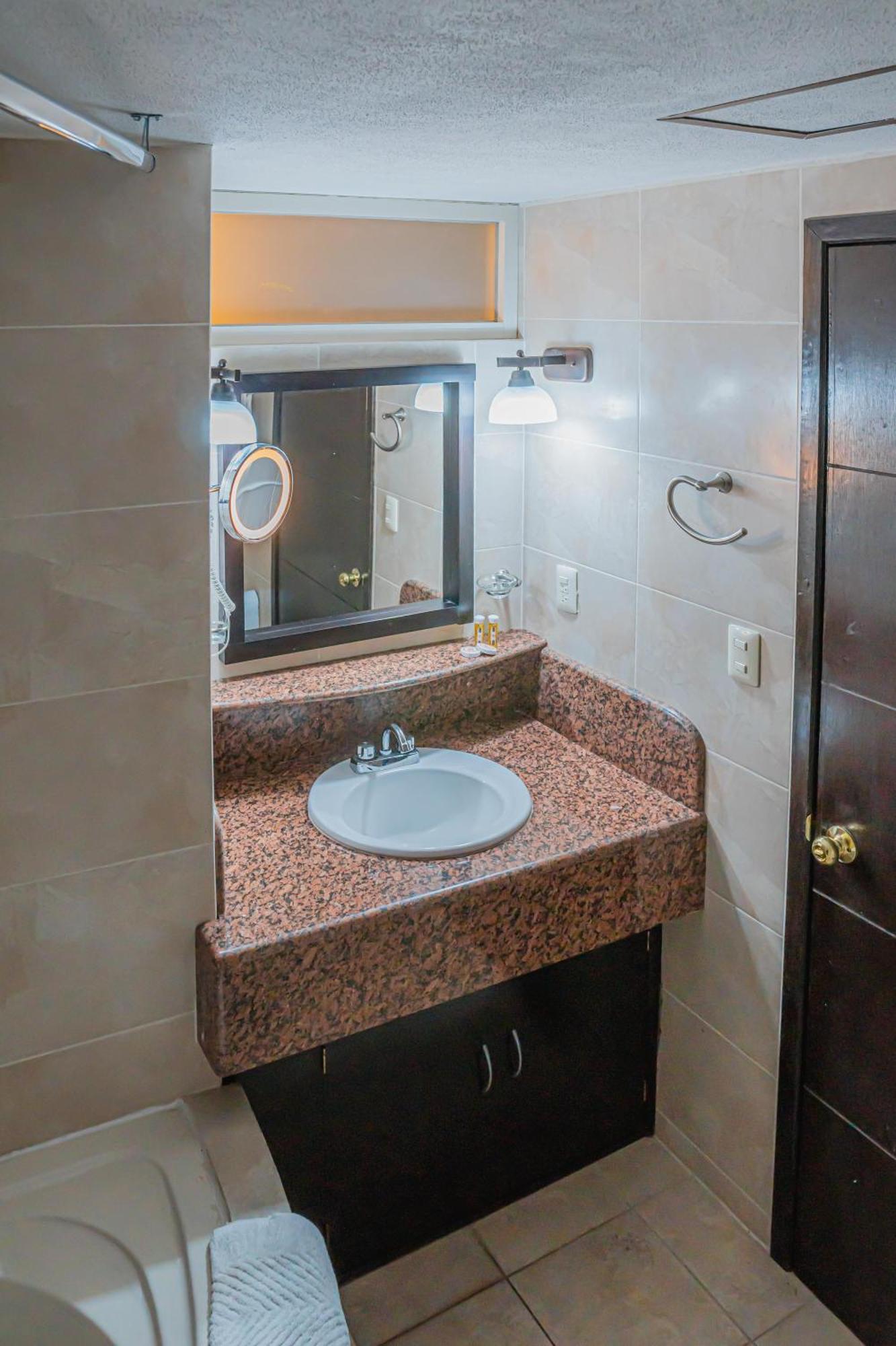 Hotel Zapotlan Ciudad Guzman Bagian luar foto