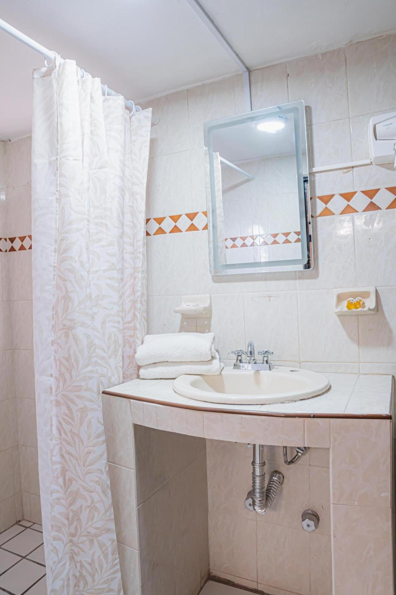 Hotel Zapotlan Ciudad Guzman Bagian luar foto