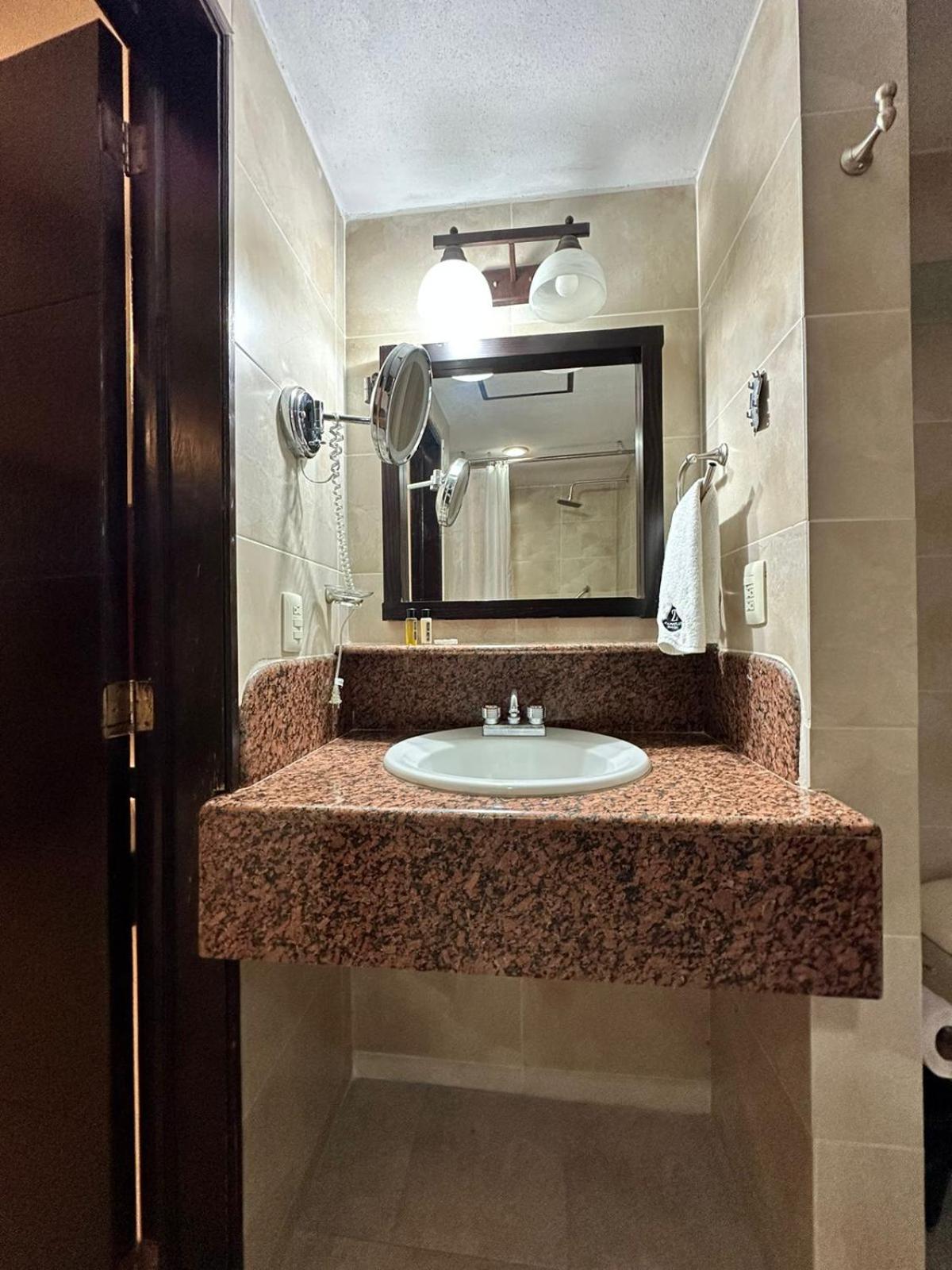Hotel Zapotlan Ciudad Guzman Bagian luar foto